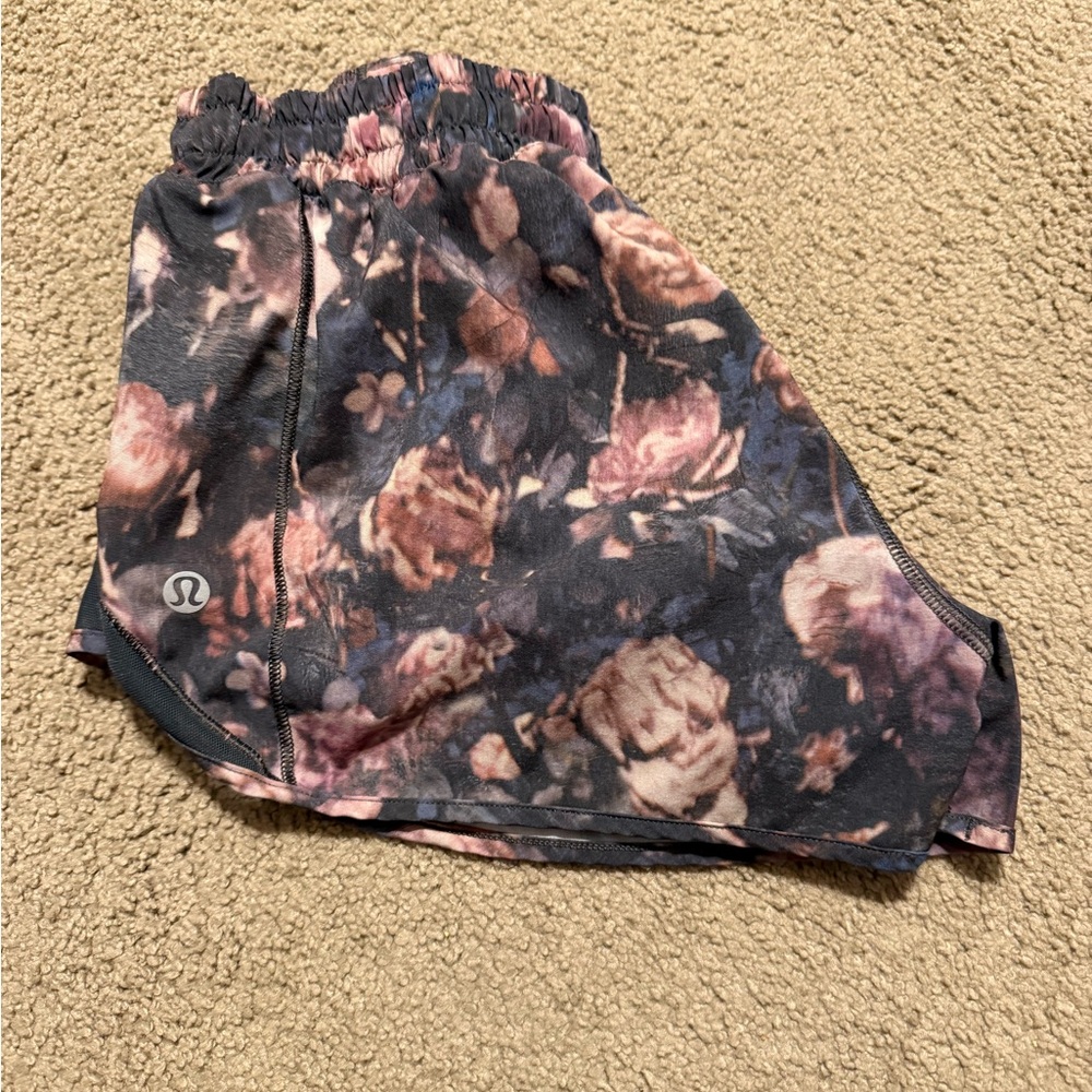 Lululemon Hotty Hot Shorts 2.5” inseam size 6